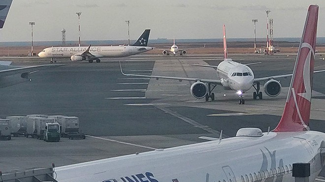 İSTANBUL'DA FIRTINA ÜÇ UÇAK ÇORLU'YA İNDİ