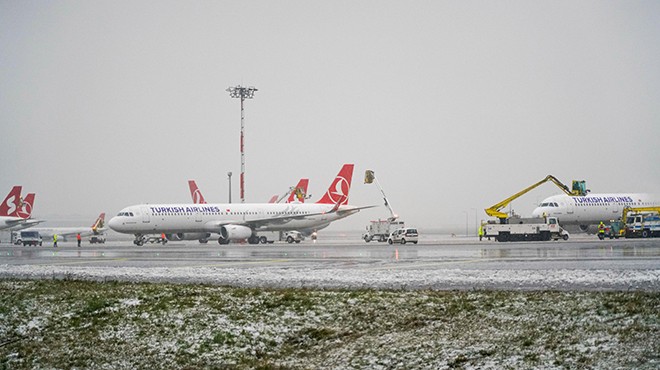 İSTANBUL HAVALİMANI’NDA PİSTLERDEKİ KAR ANLIK TAKİP EDİLİYOR