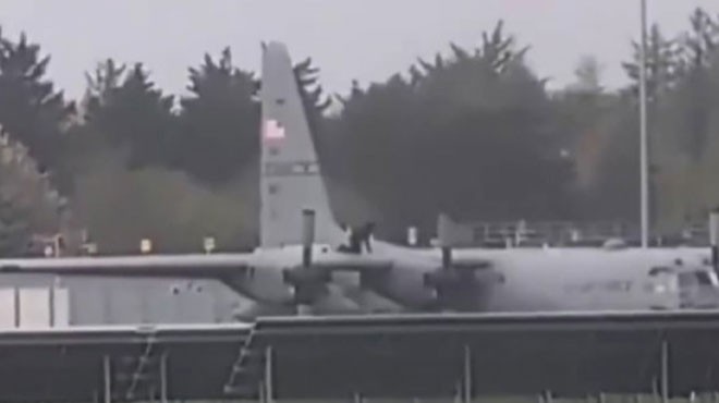 BALTA İLE ABD UÇAĞINI PARÇALAMAYA ÇALIŞTI