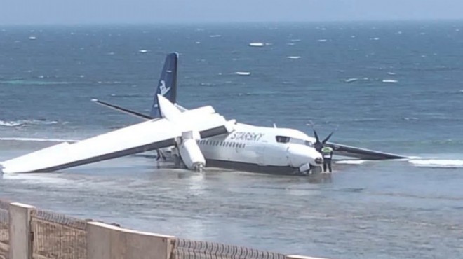 DENİZ KENARINDAKİ KUMSALA İNDİ