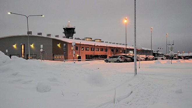 HAVALİMANI BUZ KESTİ, TURİSTLER MAHSUR KALDI