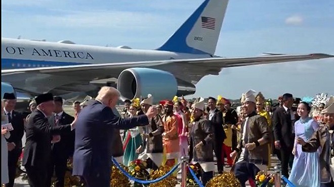 TRUMP UÇAKTAN İNDİ BÖYLE DANS ETTİ