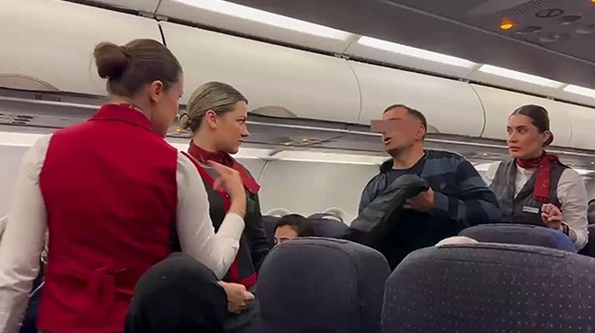 YOLCU RAHATSIZLANDIĞINI SÖYLEDİ, UÇAKTAN İNDİ