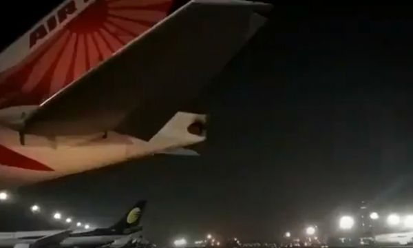 AIR INDIA’NIN BOEING 777’SİNDE YANGIN TEHLİKESİ